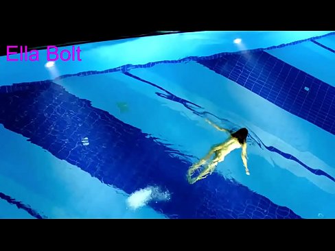 ❤️ Non podo deixar de mirar, unha moza loira que é sorprendida nadando espida na piscina do resort ELLA BOLT ❤ Porno bonito na pornografía gl.mass-pr.ru ☑